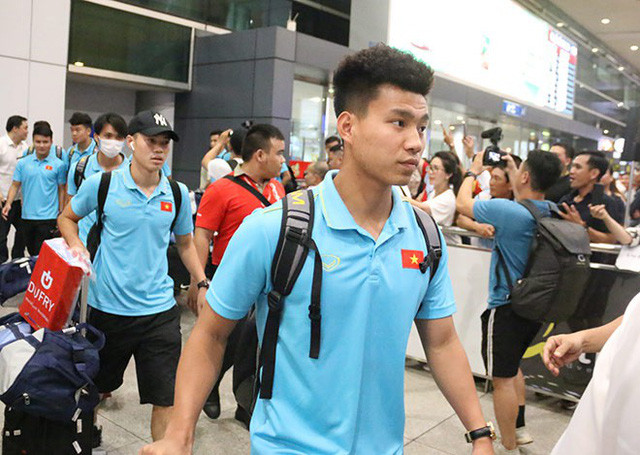 ĐT Việt Nam về nước trong sự chào đón của người hâm mộ