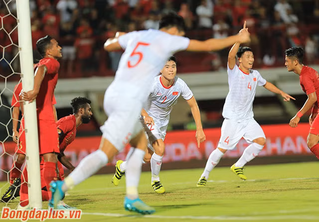 Ấn tượng hàng thủ biết ghi bàn của HLV Park Hang Seo