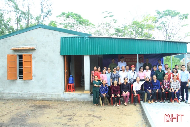 Học viện Cán bộ TP Hồ Chí Minh trao tặng nhà tình nghĩa cho mẹ liệt sỹ ở Nghi Xuân