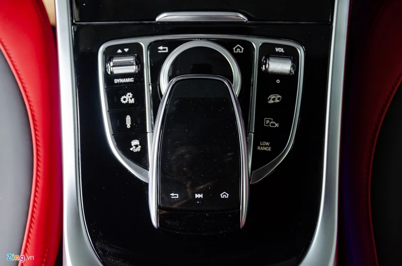 Bên cạnh cụm touchpad, khu vực điều khiển trung tâm trên Mercedes G63 AMG còn có các nút cài đặt vận hành như thay đổi chế độ lái, thay đổi cấu hình hệ thống treo, tắt mở hệ thống chống trượt, chuyển sang chế độ số chậm để vượt địa hình khó. Mercedes G63 AMG 2019 giá hơn 10 tỷ sắp ra mắt ở Việt Nam