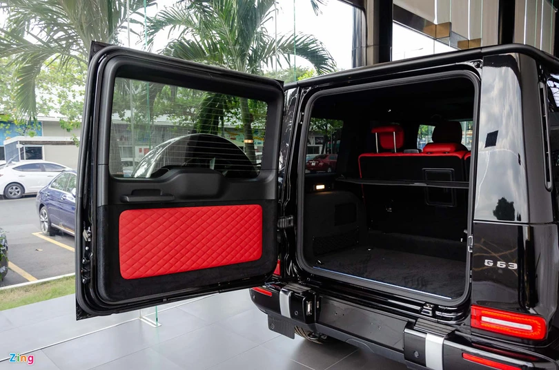 Cửa sau của xe mở ra theo phương ngang và có thanh chống thủy lực giúp giữ nguyên vị trí và hỗ trợ cho việc chất hành lý, đồ đạc dễ dàng hơn. Mercedes G63 AMG 2019 giá hơn 10 tỷ sắp ra mắt ở Việt Nam