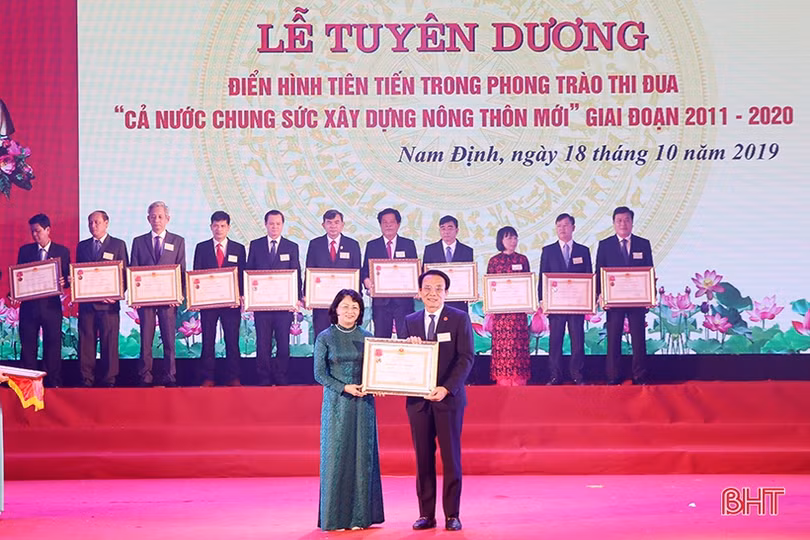 Hà Tĩnh vinh dự đón nhận Huân chương Lao động hạng Nhất về xây dựng nông thôn mới