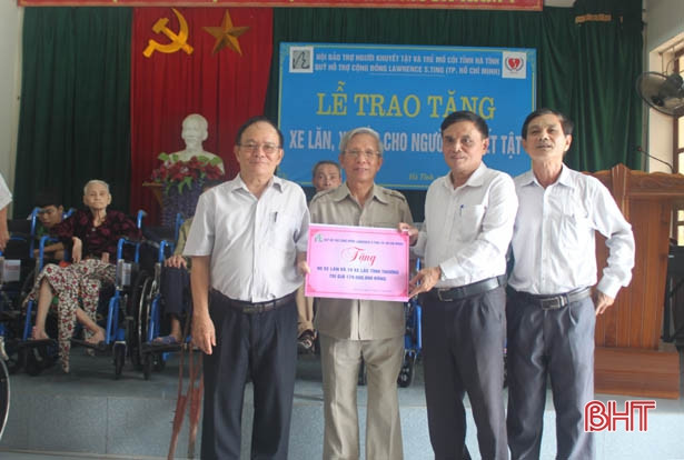 Trao 100 chiếc xe lăn, xe lắc cho người khuyết tật Hà Tĩnh
