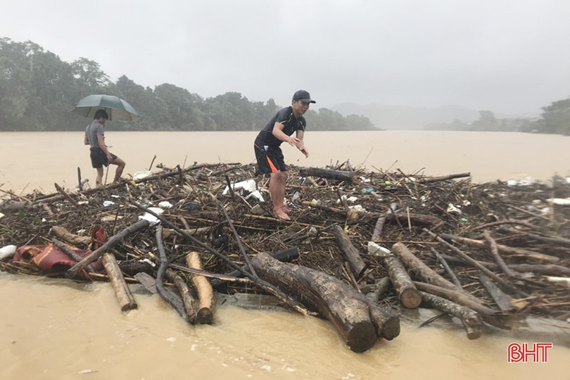 Bất chấp nguy hiểm, người dân Hà Tĩnh liều mình vớt gỗ giữa dòng nước chảy xiết