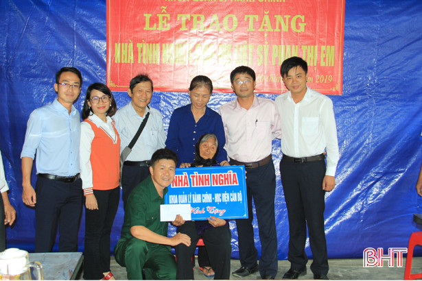 Học viện Cán bộ TP Hồ Chí Minh trao tặng nhà tình nghĩa cho mẹ liệt sỹ ở Nghi Xuân