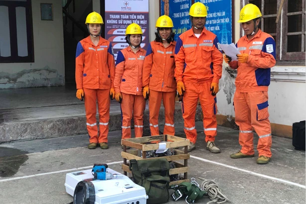 Những “bóng hồng” ở Điện lực Cẩm Xuyên