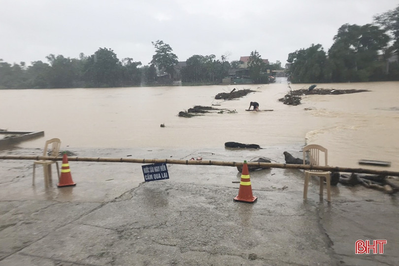 Bất chấp nguy hiểm, người dân Hà Tĩnh liều mình vớt gỗ giữa dòng nước chảy xiết