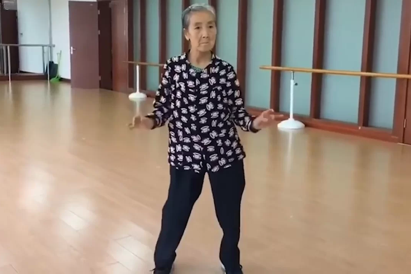 Màn khiêu vũ đầy thần thái của bé gái