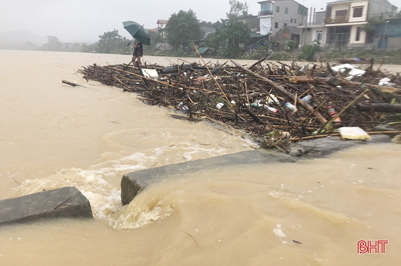 Bất chấp nguy hiểm, người dân Hà Tĩnh liều mình vớt gỗ giữa dòng nước chảy xiết