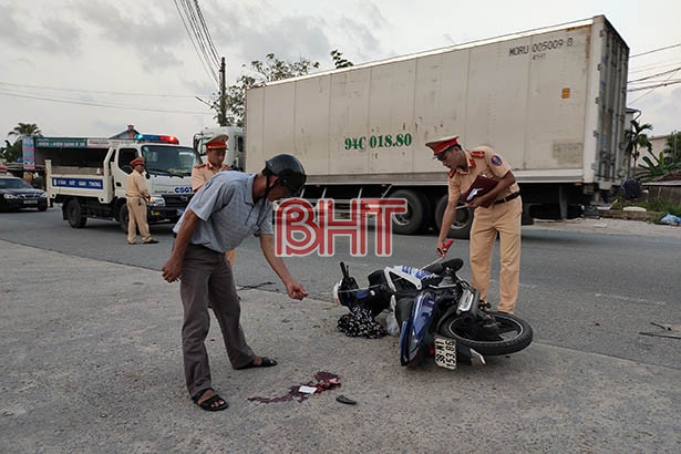 Xe máy tông nhau, 2 phụ nữ nhập viện cấp cứu