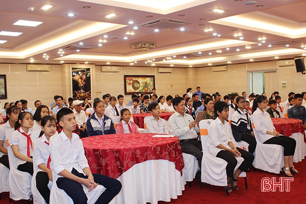 JIFA và I.P.M trao 60 suất học bổng trị giá 120 triệu đồng cho học sinh Hà Tĩnh