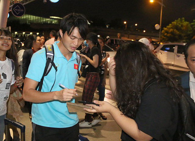 ĐT Việt Nam về nước trong sự chào đón của người hâm mộ