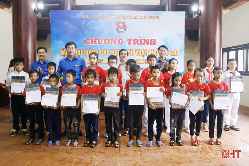 Bí thư thứ nhất Trung ương Đoàn dâng hương tưởng niệm anh hùng Lý Tự Trọng