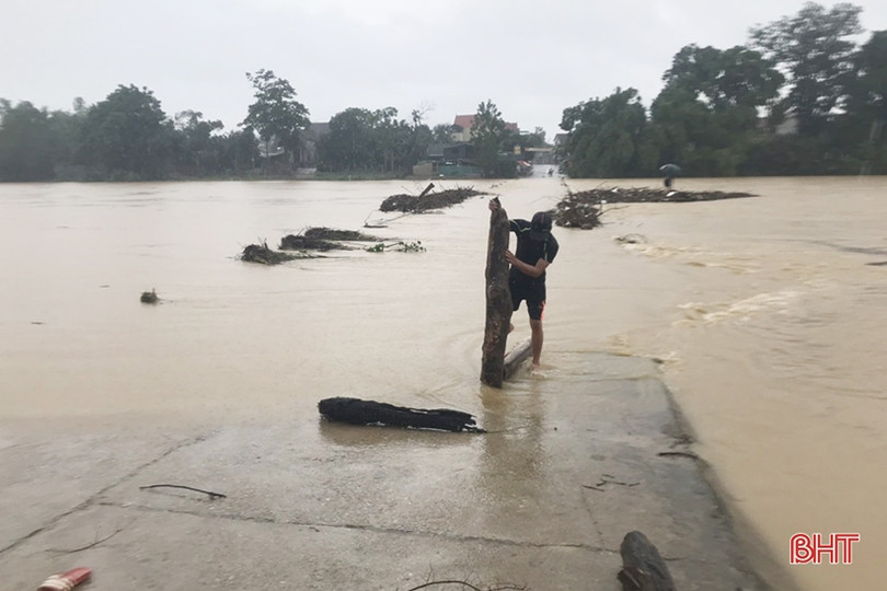 Bất chấp nguy hiểm, người dân Hà Tĩnh liều mình vớt gỗ giữa dòng nước chảy xiết