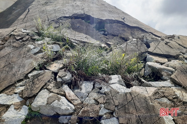 Mố cầu sông Vịnh sạt lở nghiêm trọng sau 3 năm sử dụng