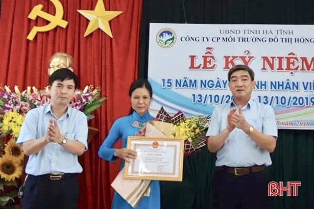Khen thưởng đột xuất chị lao công nhặt được hơn 20 triệu đồng tìm người trả lại