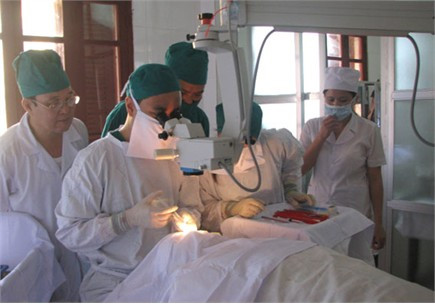 Một ca mổ đục thủy tinh thể bằng phương pháp phaco do Bệnh viện đa khoa TP Hà Tĩnh phối hợp với Bệnh viện Mắt trung ương thực hiện