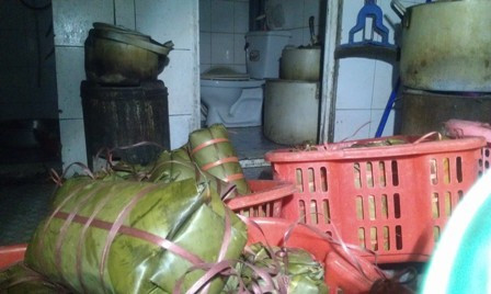 Giò được chất đống cạnh nhà vệ sinh