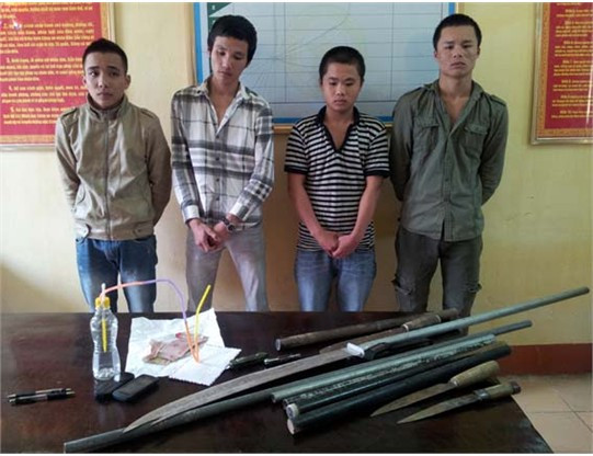 Ổ nhóm sử dụng ma túy và tàng trữ trái phép hung khí nguy hiểm bị công an TX Hồng Lĩnh bắt giữ đêm 9/2/2013 (29 tết) Ổ nhóm sử dụng ma túy và tàng trữ trái phép hung khí nguy hiểm bị công an TX Hồng Lĩnh bắt giữ đêm 9/2/2013 (29 tết)