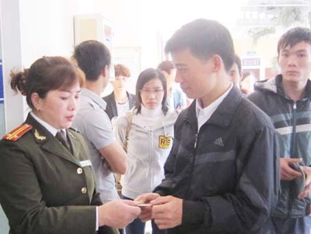 Người dân được hướng dẫn tận tình khi làm thủ tục