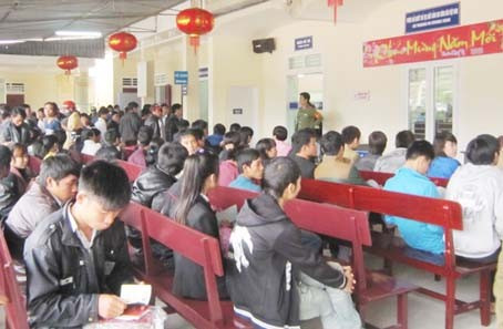 Tuy lượng người làm thủ tục XNC đông nhưng nhờ nêu cao tinh thần phục vụ nên người dân không phải chờ đợi lâu