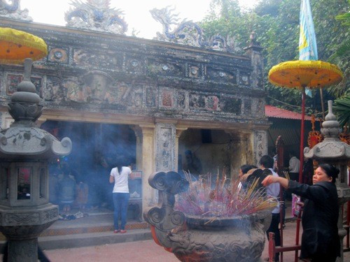 Mặc dù du khách về đi lễ rất đông nhưng không xẩy ra tình trạng chen lấn xô đẩy ở đền Chế thắng phu nhân