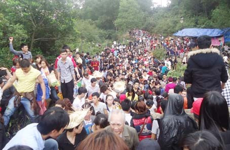 Giá vé cao nên đa số du khách chọn giải pháp đi bộ