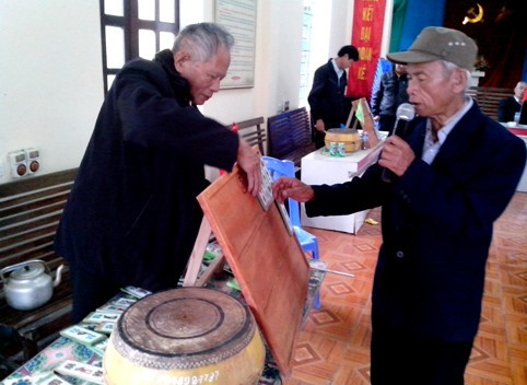 Tôm điếm - trò chơi dân gian đặc sắc ngày xuân được Hội người cao tuổi phường Bắc Hà khôi phục từ vài ba năm nay Tôm điếm được phát triển ở một bậc cao hơn, phức tạp hơn Tổ tôm bởi người chơi phải tinh tai (để nghe tiếng trống lệnh), tinh mắt (để nhìn thấy cờ lệnh), nhanh tay (để đánh trống lệnh).