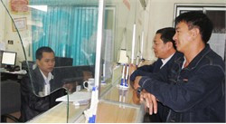 Nhiều chủ phương tiện tuy chưa đến kỳ đăng kiểm xe nhưng vẫn tự giác đến nộp phí