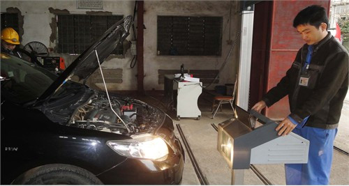 Các kỹ sư Công ty TNHH MTV Đăng kiểm GTVT Hà Tĩnh kiểm tra độ sáng của hệ thống đèn xe cơ giới ...
