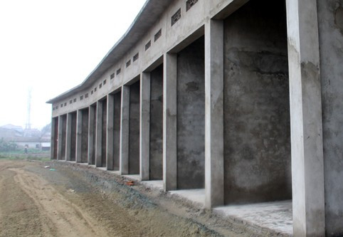 Các dãy ki ốt của Trung tâm thương mại chợ Hội đang được nhà đầu tư khẩn trương hoàn thiện, đưa vào kinh doanh.