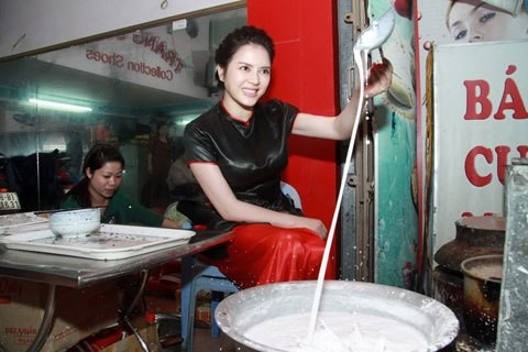 Đại sứ cũng tìm hiểu rất kỹ những đặc sản của Nam Định và ghé thăm những nơi sản xuất, buôn bán.