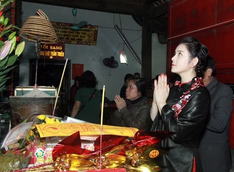 Cô cầu mong cho đất nước phát triển thịnh vượng.