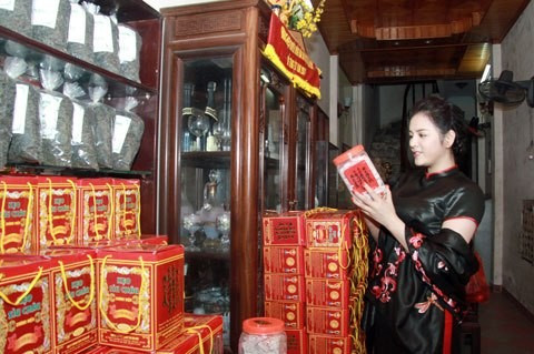 Cô ghé nơi sản xuất kẹo Sìu Châu, loại kẹo đặc trưng của địa phương.