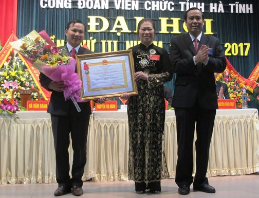 Nhờ tích cực trong việc xây dựng đội ngũ CBCCVC và không ngừng nâng cao chất lượng hoạt động nên trong nhiệm kỳ vừa qua Công đoàn Viên chức tỉnh đã vinh dự được đón nhận Huân Chương Lao động hạng Ba