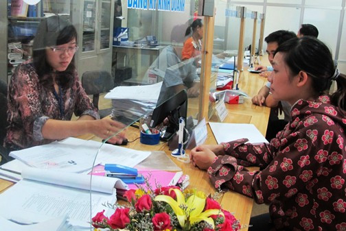 Cán bộ ở bộ phận giao dịch một cửa của Sở Kế hoạch & Đầu tư luôn làm việc nghiêm túc, hiệu quả và nêu cao tinh thần phục vụ nhân dân