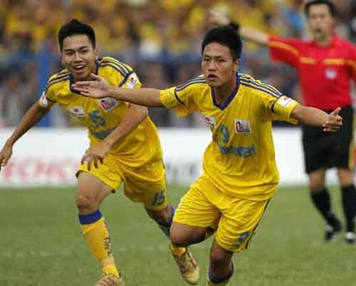 Tiền đạo Đình Bảo trở lại khoác áo SLNA sau thời gian chơi bóng ở Trẻ Hà Nội. Ảnh: Kỳ Lân. Tiền đạo Đình Bảo trở lại khoác áo SLNA sau thời gian chơi bóng ở Trẻ Hà Nội. Ảnh: Kỳ Lân.