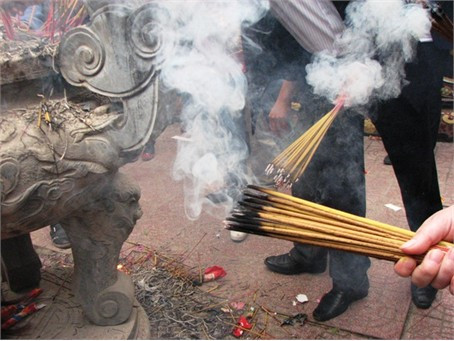 Mặc dù ban quản lý các đền, chùa đã có biển báo, loa nhắc nhở mỗi người chỉ nên thắp một nén hương để đảm bảo không gian, an toàn cho nhà đền, chùa, song, rất nhiều người phớt lờ…(ảnh chụp tại đền Bà Hải-Kỳ Anh)