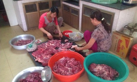 Chế biến giò giữa nền nhà, không đảm bảo VSATTP