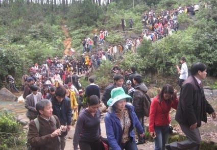 Khách thập phương tìm về đất Phật Hương Tích (Can Lộc) ngày một đông