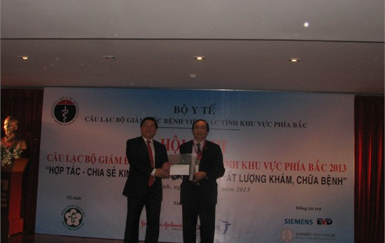 Chủ nhiệm CLB Nguyễn Quốc Anh trao 50 triệu đồng cho Quỹ vì bệnh nhân nghèo Bệnh viện Đa khoa Hà Tĩnh