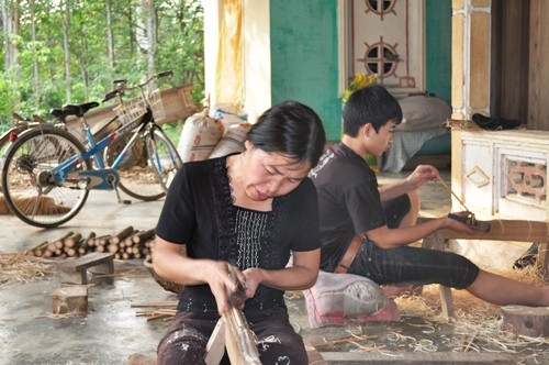 Chị Hà đang làm công đoạn vót đũa cau