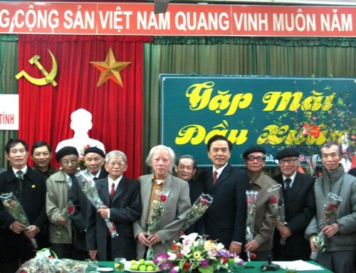 Phó Bí thư Thường trực Tỉnh uỷ tặng hoa chúc mừng các hội viên cao tuổi