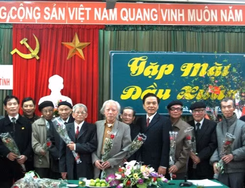 Phó Bí thư Thường trực Tỉnh uỷ tặng hoa chúc mừng các hội viên cao tuổi