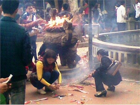 C﻿hâm hương lễ Phật ở bất cứ chỗ nào có thể. (ảnh chụp tại đền Ông Hoàng Mười).