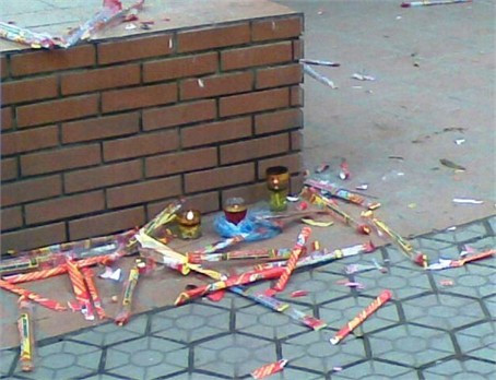 Xả rác bừa bãi ở trốn linh thiêng... (ảnh chụp tại đền Ông Hoàng Mười)