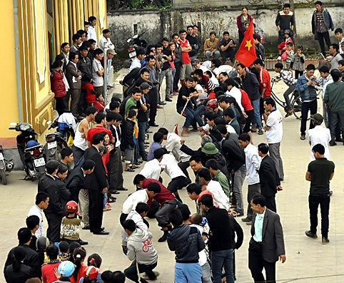 Các kỳ thủ xuất sắc được tuyển chọn từ các địa phương trong huyện, thận trọng thăm dò đối thủ ngay từ những nước cờ đầu tiên Kéo co giữa đội xã Sơn Thuỷ và đội thị trấn Phố Châu trong ngày đầu năm mới 2013