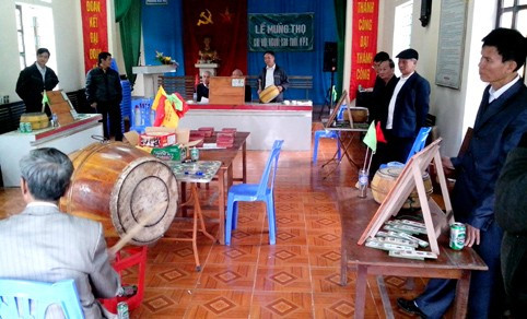 Tôm điếm - trò chơi dân gian đặc sắc ngày xuân được Hội người cao tuổi phường Bắc Hà khôi phục từ vài ba năm nay Tôm điếm được phát triển ở một bậc cao hơn, phức tạp hơn Tổ tôm bởi người chơi phải tinh tai (để nghe tiếng trống lệnh), tinh mắt (để nhìn thấy cờ lệnh), nhanh tay (để đánh trống lệnh).