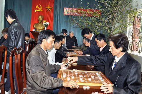 Các kỳ thủ xuất sắc được tuyển chọn từ các địa phương trong huyện, thận trọng thăm dò đối thủ ngay từ những nước cờ đầu tiên Kéo co giữa đội xã Sơn Thuỷ và đội thị trấn Phố Châu trong ngày đầu năm mới 2013