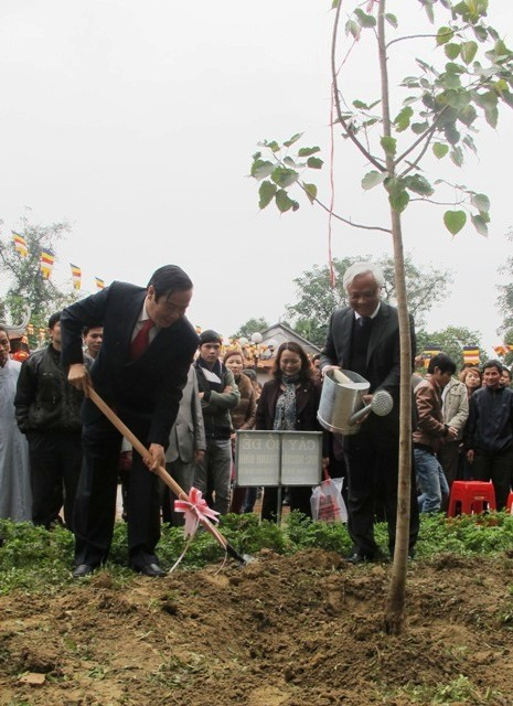Phó Chủ tịch Quốc hội Uông Chu Lưu và Bí thư Tỉnh ủy Nguyễn Thanh Bình trồng cây lưu niệm tại chùa Tượng Sơn
